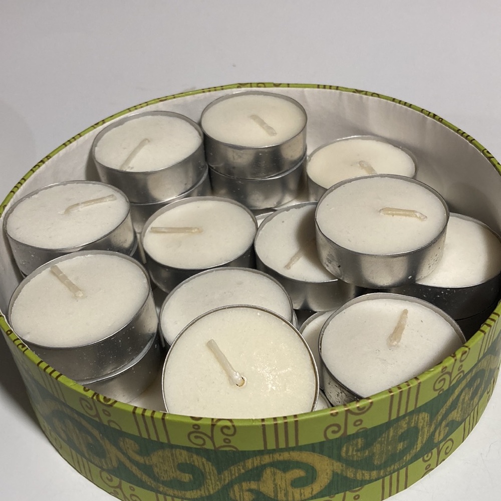 HARRY & DAVID BEAUTIFUL FESTIVE ROUND BOX FILLED WITH 24 TEA LIGHTS